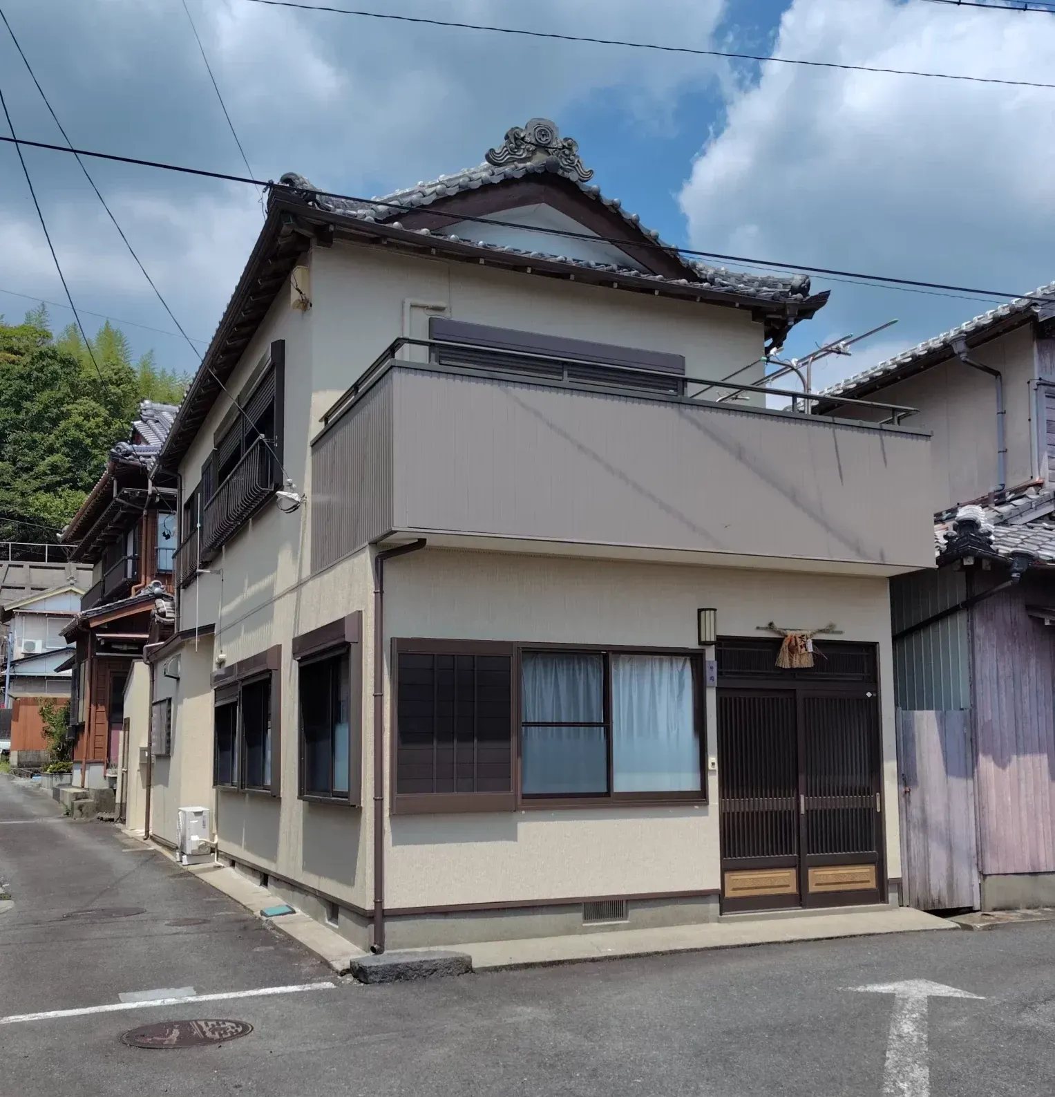 事前に選定した配色で外壁とベランダ部分を仕上げた戸建住宅