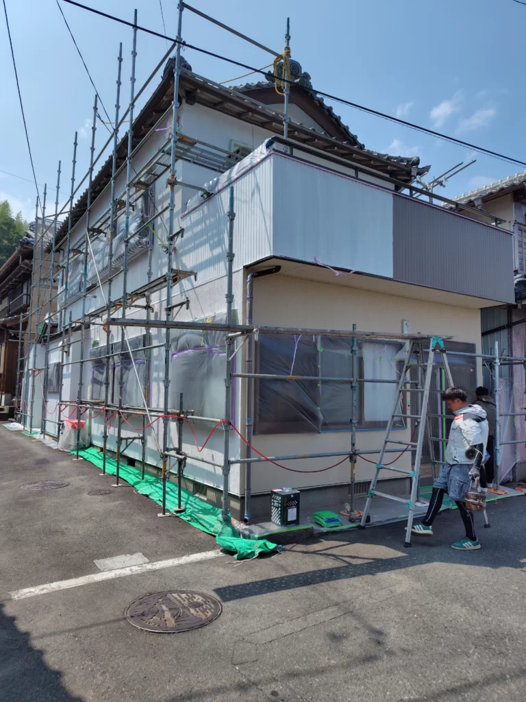 戸建住宅のサイディング外壁へ下塗りを行っている様子