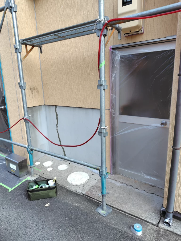 外壁と木部などを塗装する前の戸建住宅勝手口周辺