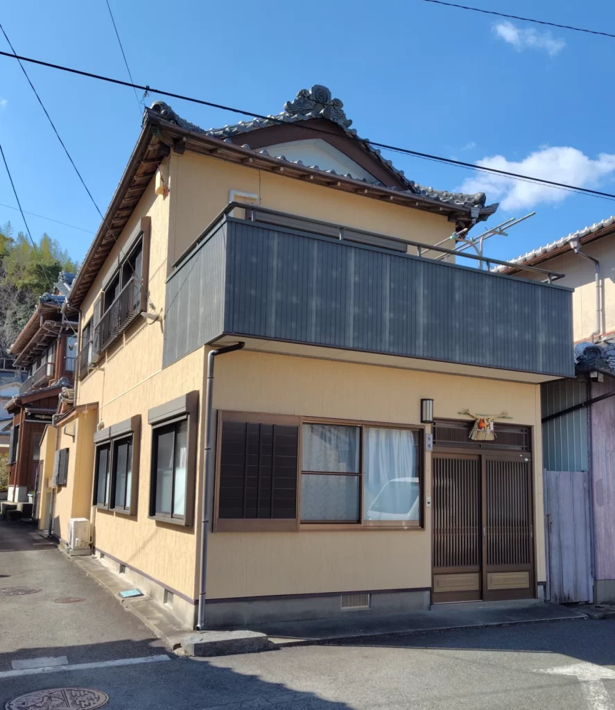 外壁塗装工事前の戸建住宅正面外観