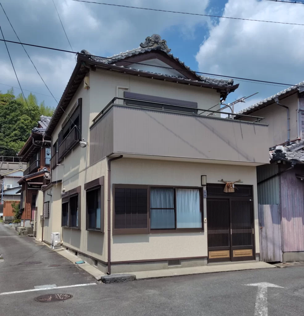 事前に選定した配色で外壁とベランダ部分を仕上げた戸建住宅