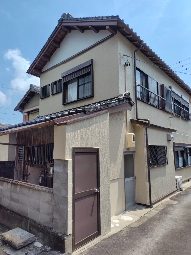 サイディング外壁と付帯部の塗装が完了した戸建住宅西側