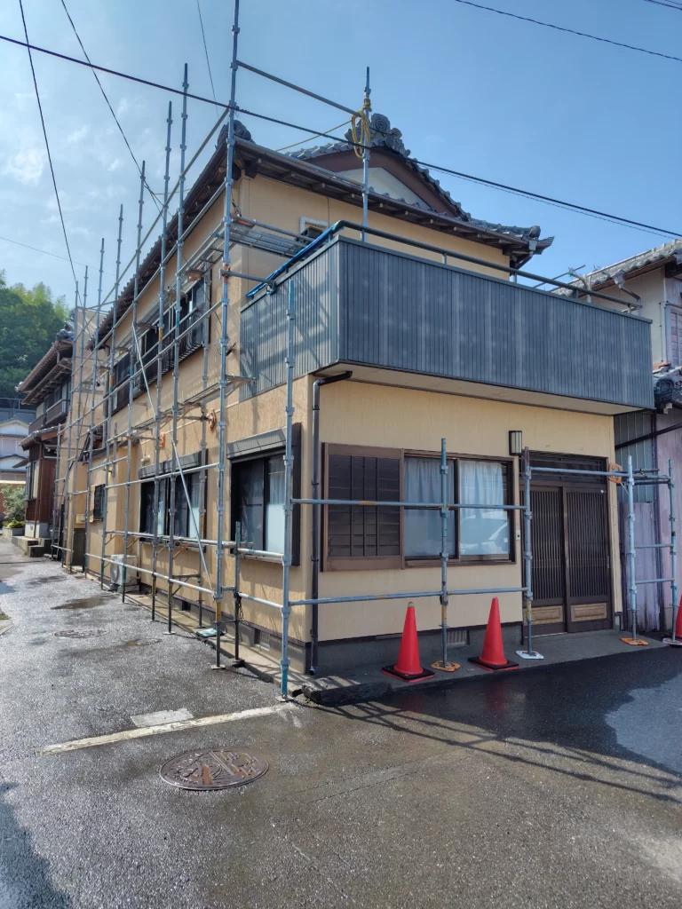 外壁塗装工事のため仮設足場を設置した戸建住宅の正面